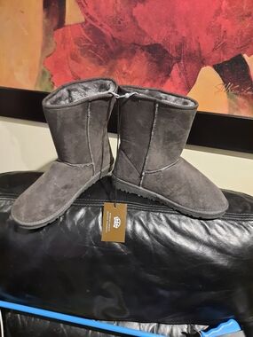 NWT Cozy Women's Gray Faux Suede WARM FURRY LINING Winter Boots Size 8 Mid-Calf